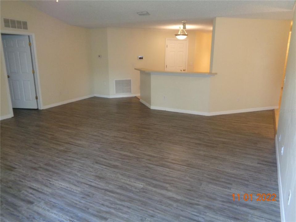 Под контрактом: $1,895 (4 спален, 2 ванн, 1970 Квадратных фут)