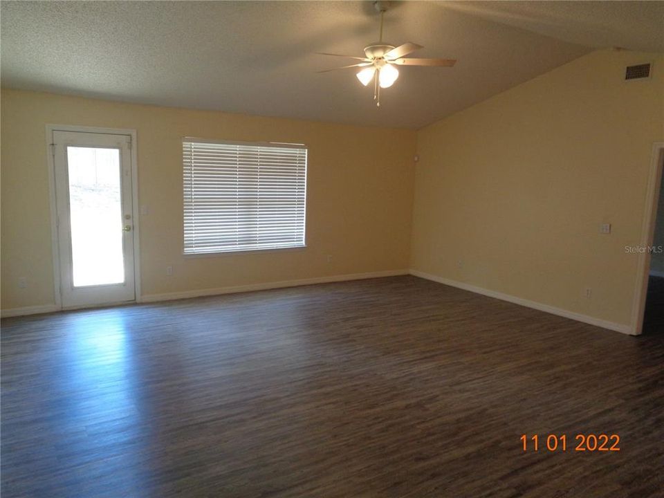 Под контрактом: $1,895 (4 спален, 2 ванн, 1970 Квадратных фут)