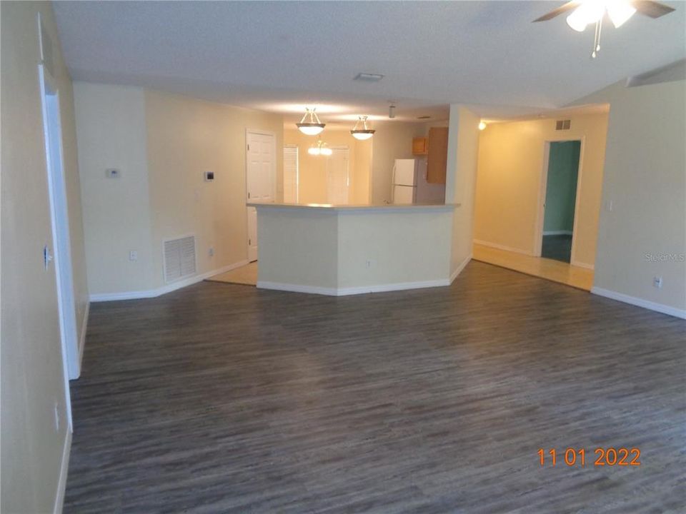 Под контрактом: $1,895 (4 спален, 2 ванн, 1970 Квадратных фут)