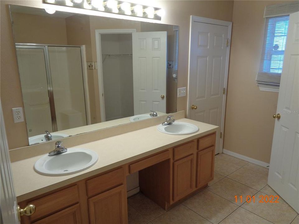 Под контрактом: $1,895 (4 спален, 2 ванн, 1970 Квадратных фут)