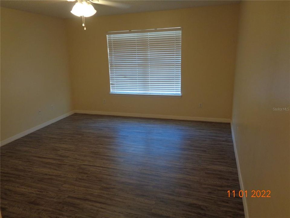 Под контрактом: $1,895 (4 спален, 2 ванн, 1970 Квадратных фут)