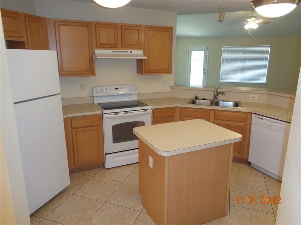 Под контрактом: $1,895 (4 спален, 2 ванн, 1970 Квадратных фут)