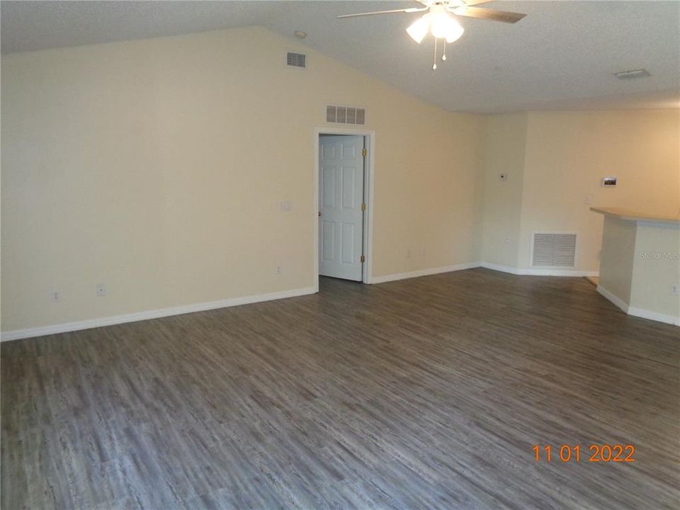 Под контрактом: $1,895 (4 спален, 2 ванн, 1970 Квадратных фут)