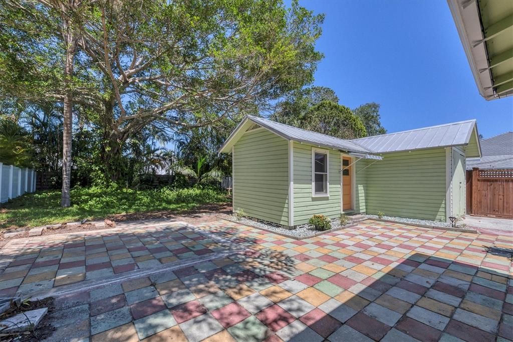 For Sale: $785,000 (3 beds, 2 baths, 1150 Square Feet)