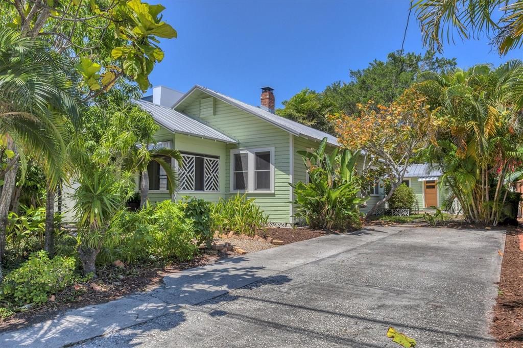 For Sale: $785,000 (3 beds, 2 baths, 1150 Square Feet)