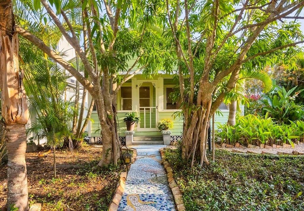 For Sale: $785,000 (3 beds, 2 baths, 1150 Square Feet)