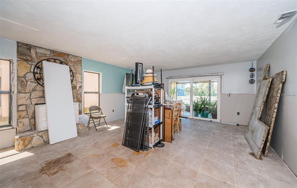 Под контрактом: $85,000 (2 спален, 2 ванн, 1320 Квадратных фут)