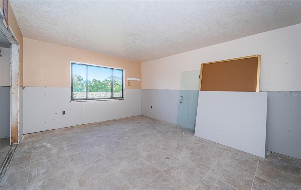 Под контрактом: $85,000 (2 спален, 2 ванн, 1320 Квадратных фут)