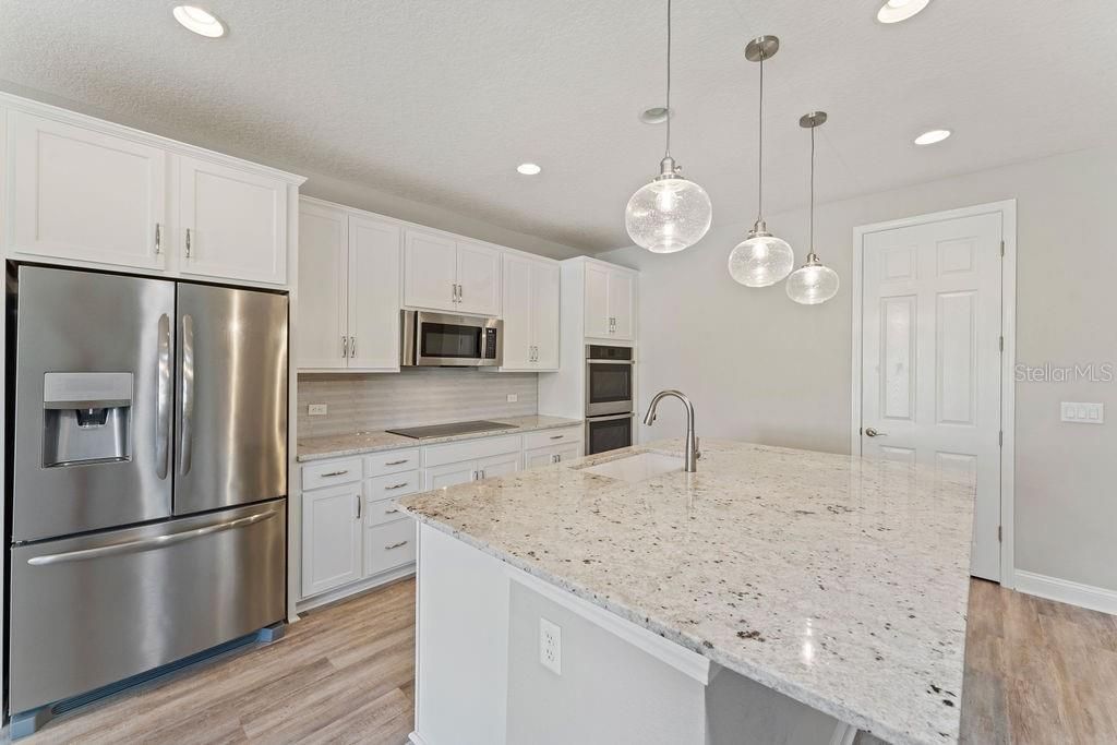 Под контрактом: $450,000 (3 спален, 2 ванн, 1810 Квадратных фут)