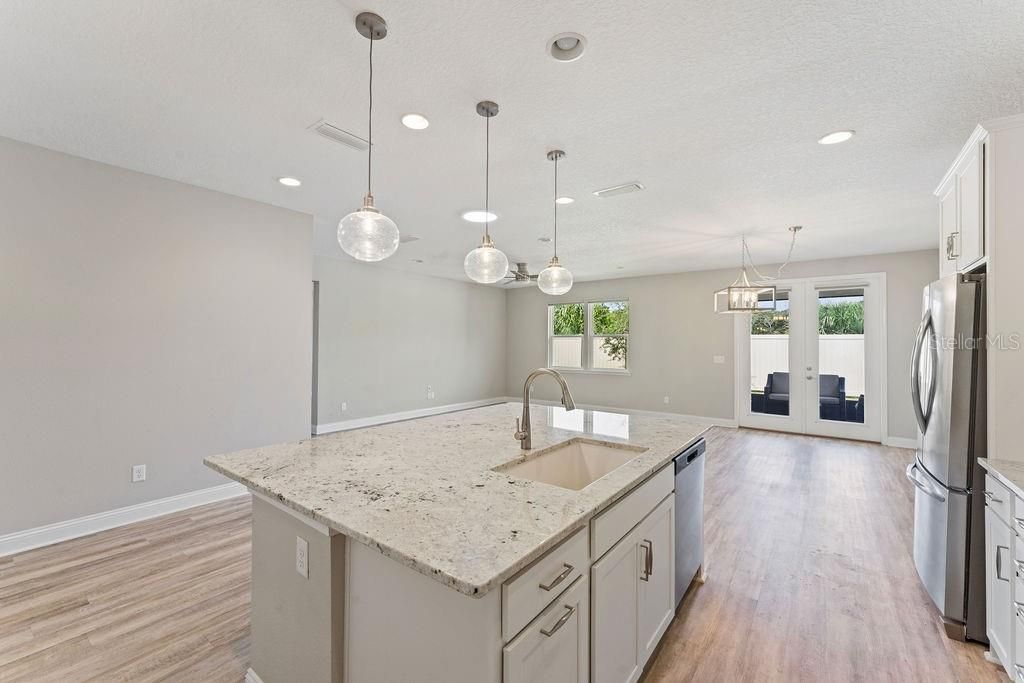 Под контрактом: $450,000 (3 спален, 2 ванн, 1810 Квадратных фут)