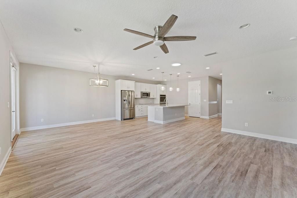 Под контрактом: $450,000 (3 спален, 2 ванн, 1810 Квадратных фут)