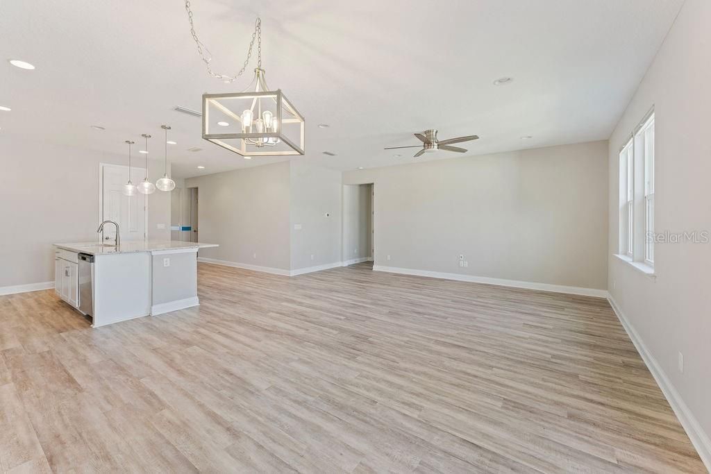 Под контрактом: $450,000 (3 спален, 2 ванн, 1810 Квадратных фут)