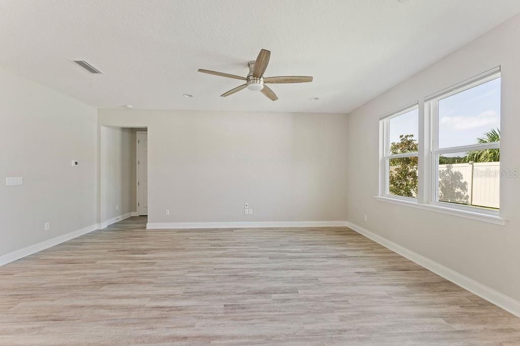 Под контрактом: $450,000 (3 спален, 2 ванн, 1810 Квадратных фут)