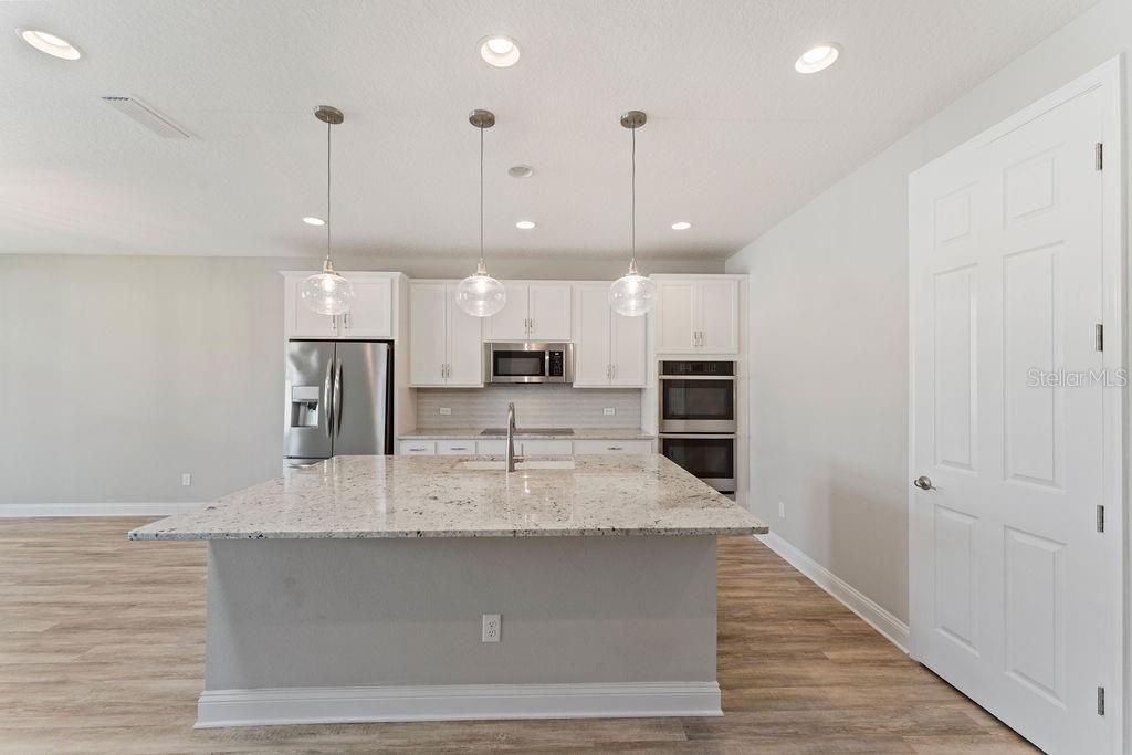 Под контрактом: $450,000 (3 спален, 2 ванн, 1810 Квадратных фут)