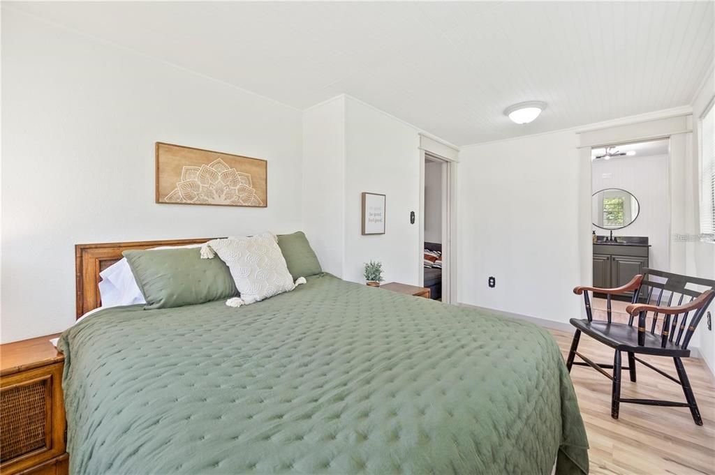 合同活跃: $1,700 (2 贝兹, 2 浴室, 1068 平方英尺)