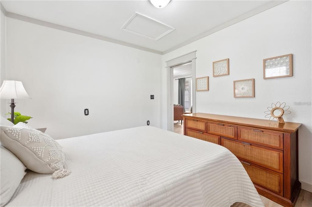 合同活跃: $1,700 (2 贝兹, 2 浴室, 1068 平方英尺)