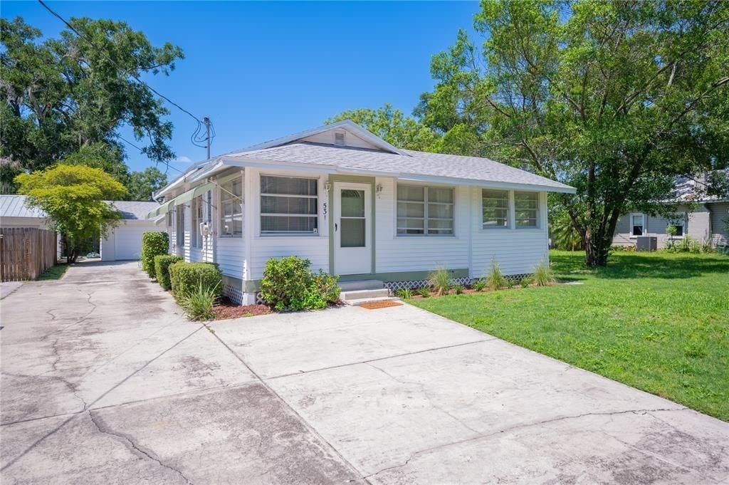 合同活跃: $1,700 (2 贝兹, 2 浴室, 1068 平方英尺)