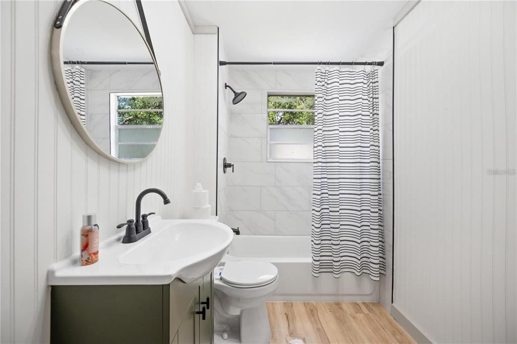 合同活跃: $1,700 (2 贝兹, 2 浴室, 1068 平方英尺)