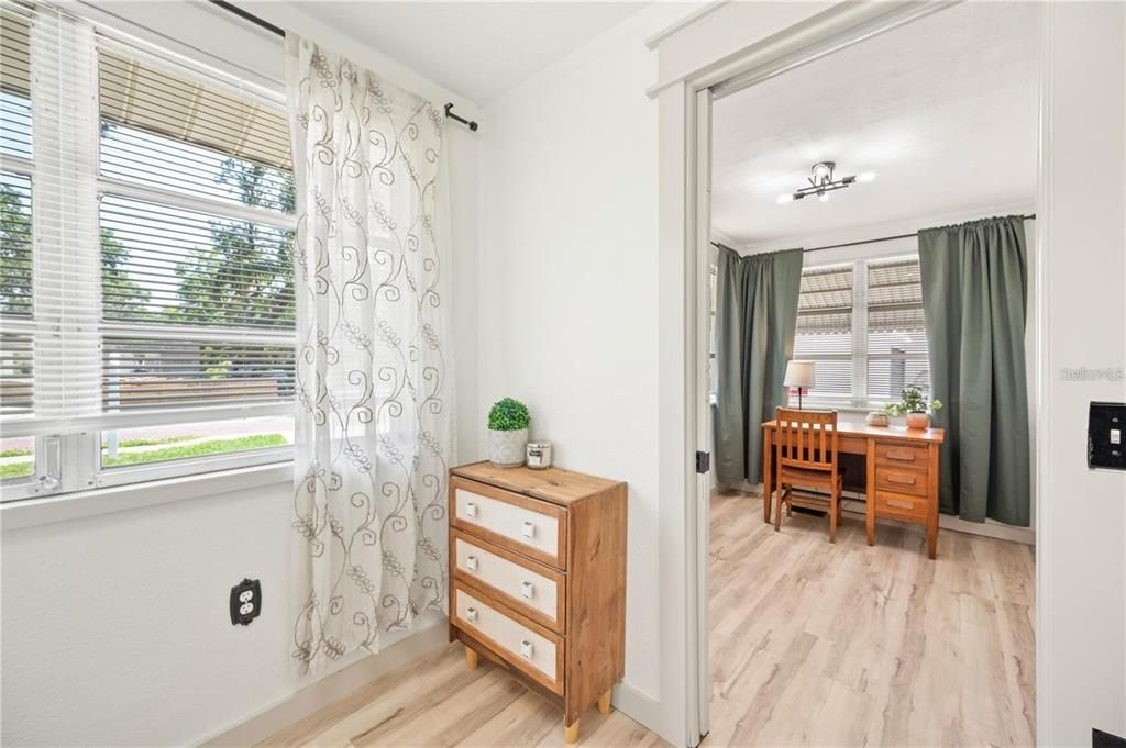 合同活跃: $1,700 (2 贝兹, 2 浴室, 1068 平方英尺)