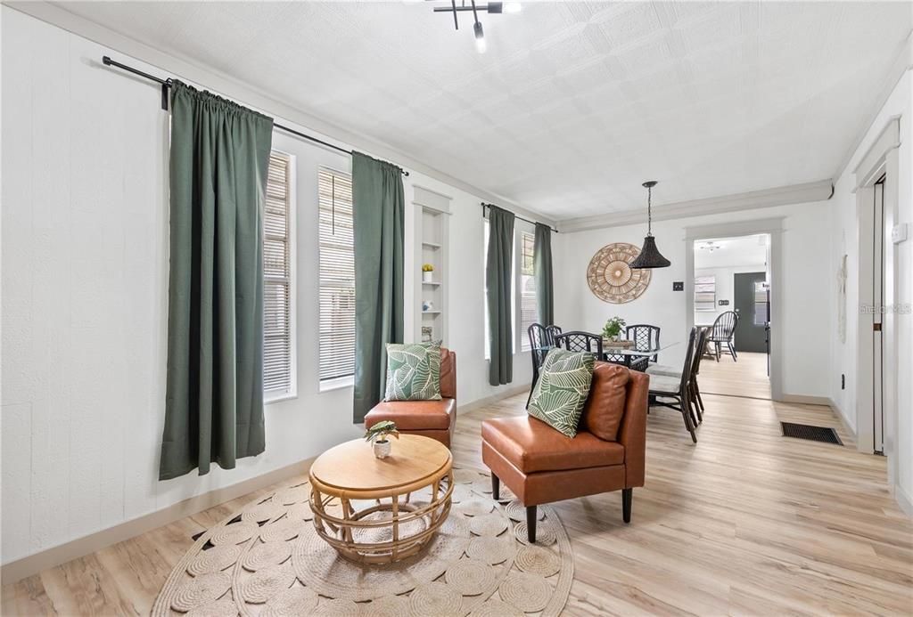 合同活跃: $1,700 (2 贝兹, 2 浴室, 1068 平方英尺)