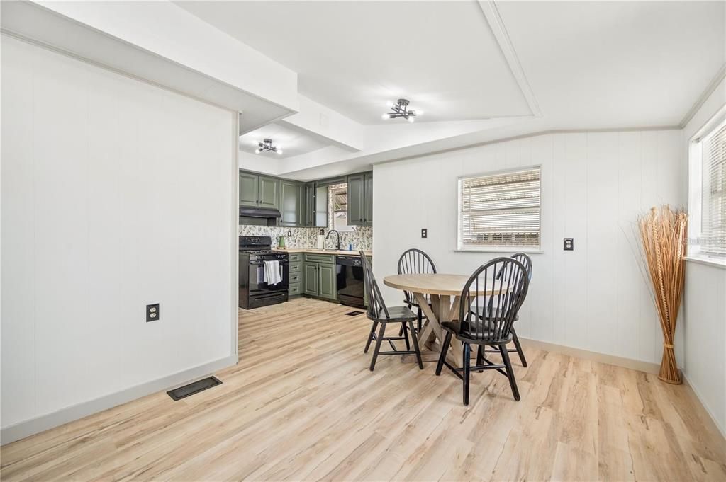 合同活跃: $1,700 (2 贝兹, 2 浴室, 1068 平方英尺)