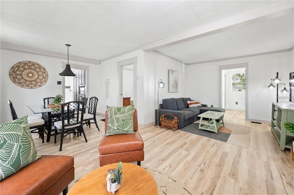 合同活跃: $1,700 (2 贝兹, 2 浴室, 1068 平方英尺)