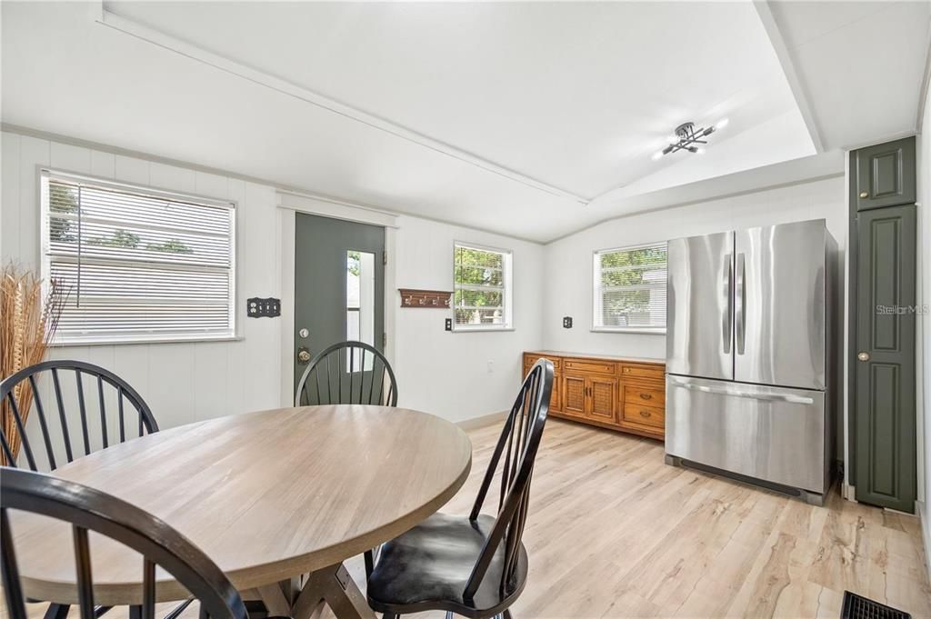 合同活跃: $1,700 (2 贝兹, 2 浴室, 1068 平方英尺)