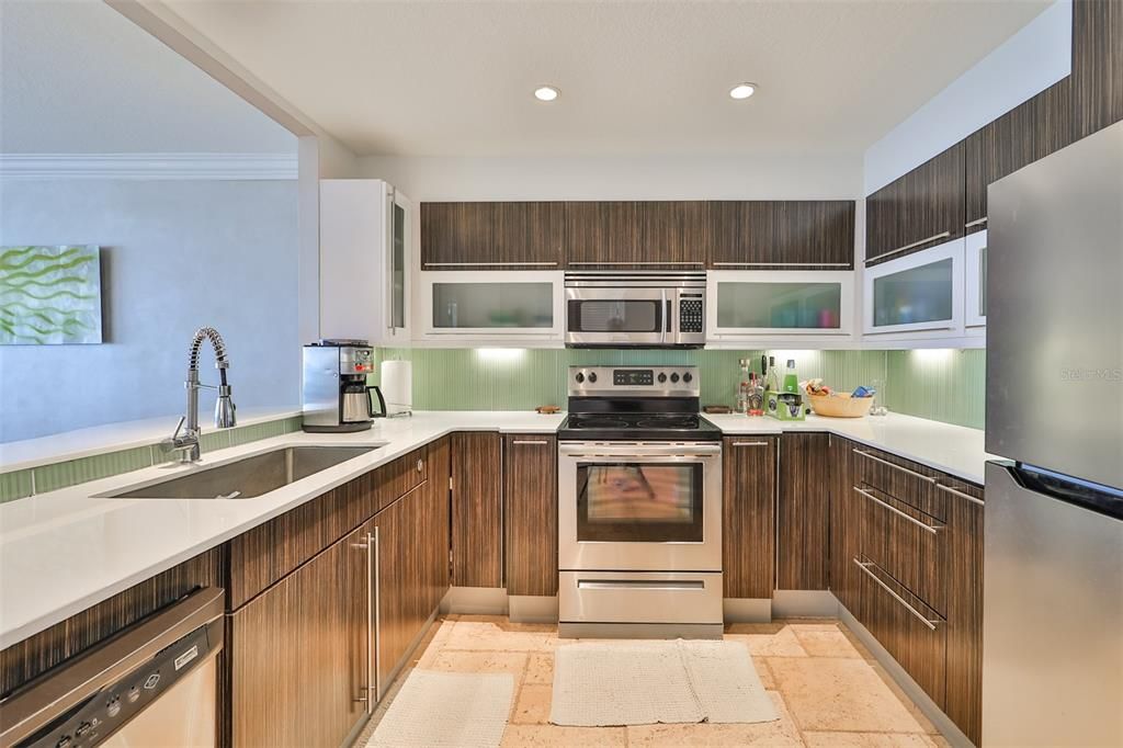 合同活跃: $7,000 (2 贝兹, 2 浴室, 1275 平方英尺)