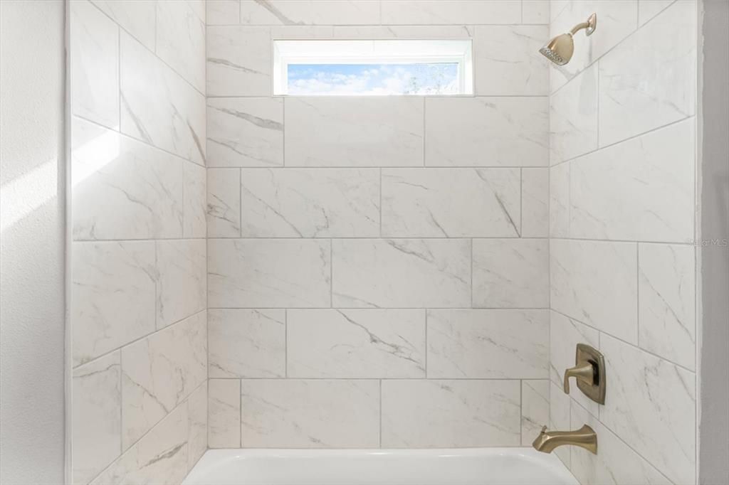 En Venta: $339,900 (4 camas, 3 baños, 1990 Pies cuadrados)