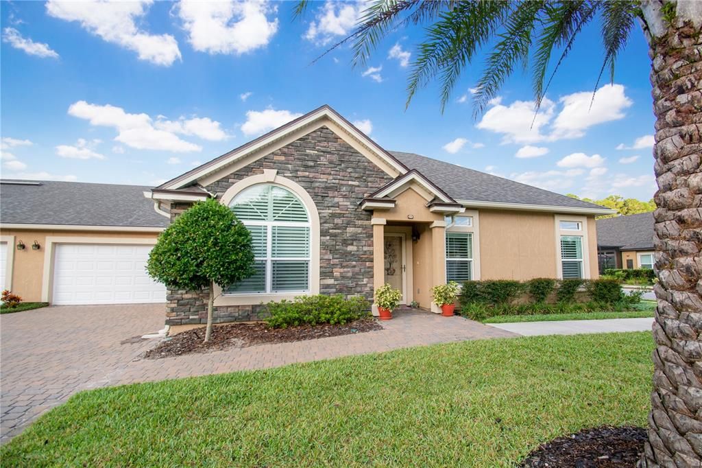 合同活跃: $349,900 (2 贝兹, 2 浴室, 1646 平方英尺)