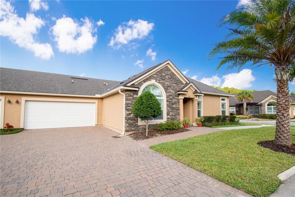 合同活跃: $349,900 (2 贝兹, 2 浴室, 1646 平方英尺)