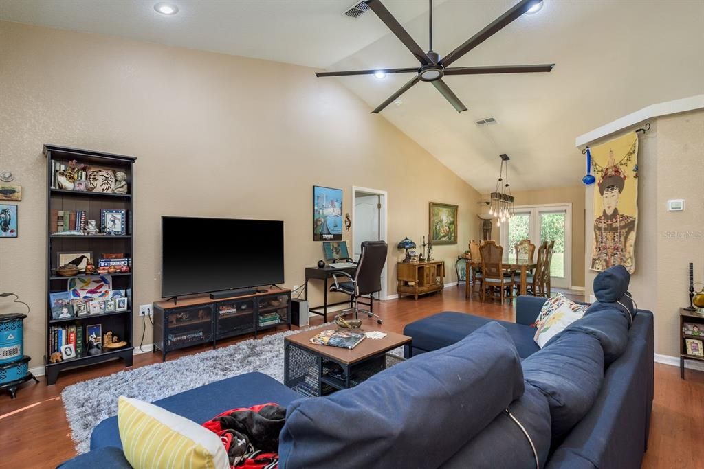 For Sale: $435,000 (3 beds, 2 baths, 1665 Square Feet)