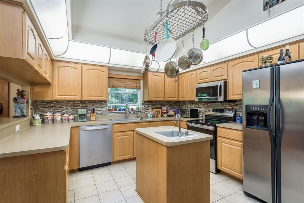 For Sale: $435,000 (3 beds, 2 baths, 1665 Square Feet)