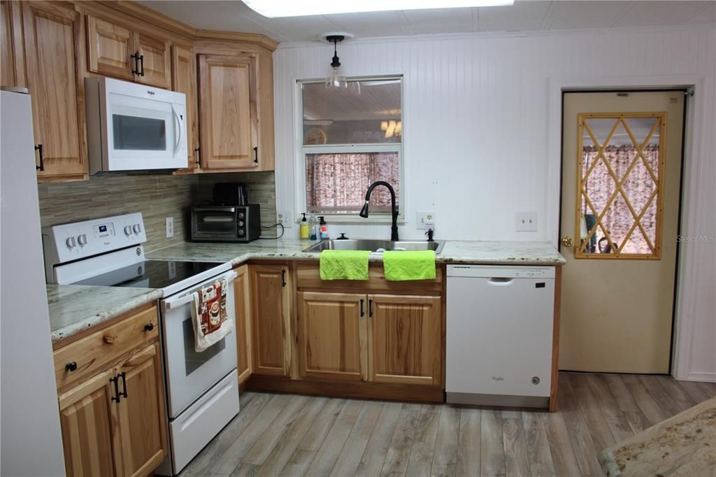 待售: $137,000 (2 贝兹, 2 浴室, 1104 平方英尺)