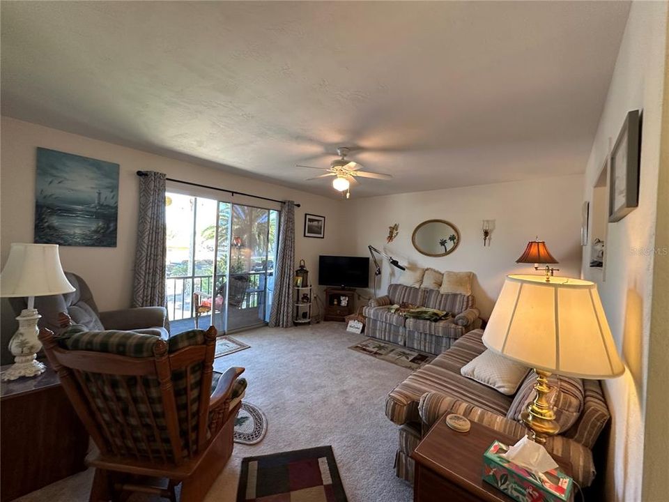 For Sale: $189,000 (2 beds, 1 baths, 832 Square Feet)