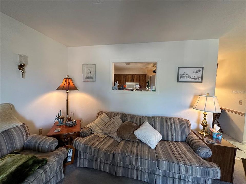 For Sale: $189,000 (2 beds, 1 baths, 832 Square Feet)