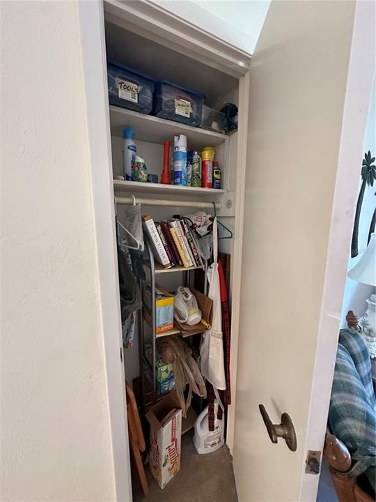 For Sale: $189,000 (2 beds, 1 baths, 832 Square Feet)