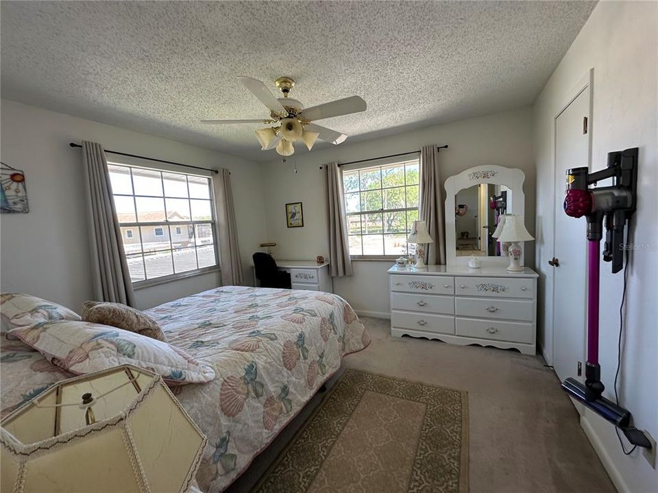 For Sale: $189,000 (2 beds, 1 baths, 832 Square Feet)