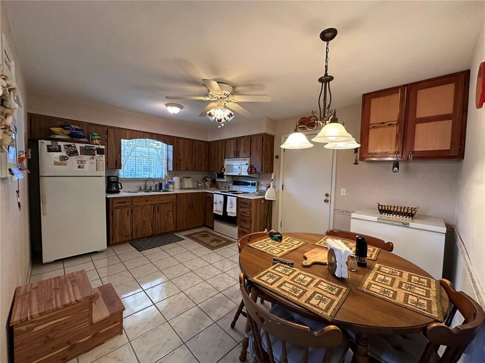 For Sale: $189,000 (2 beds, 1 baths, 832 Square Feet)
