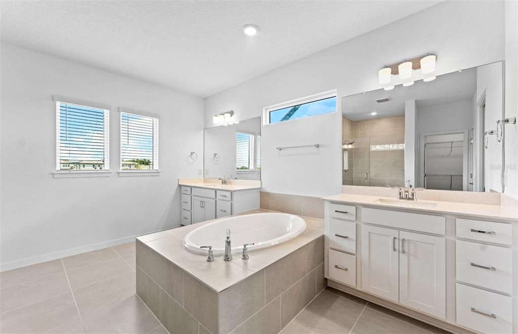 Под контрактом: $772,680 (4 спален, 4 ванн, 4272 Квадратных фут)