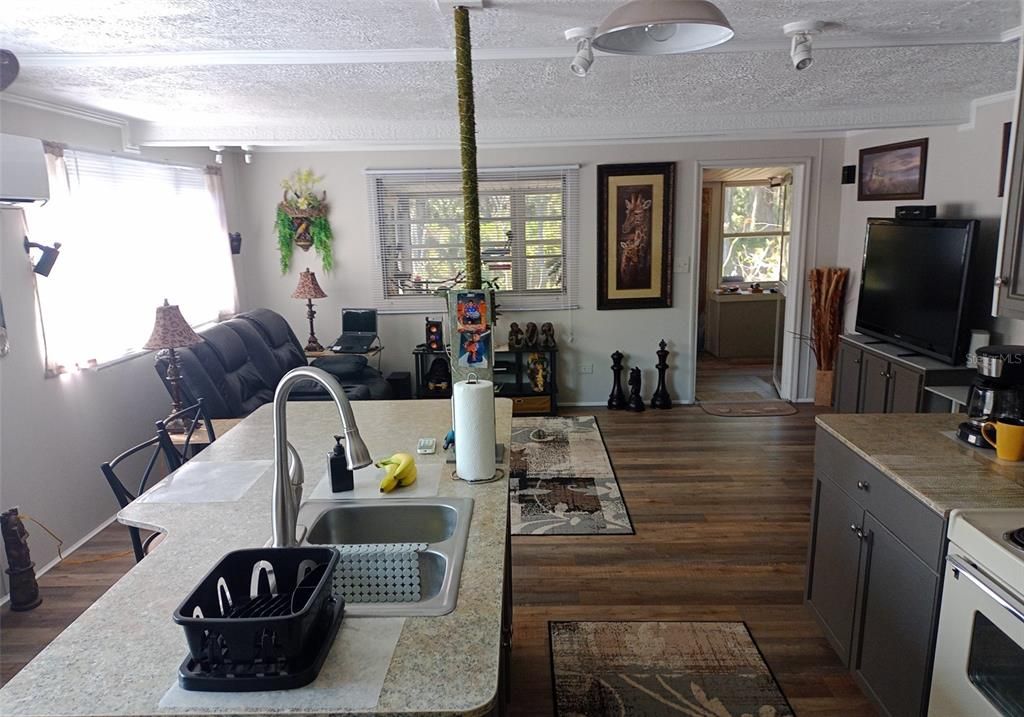 For Sale: $199,000 (2 beds, 2 baths, 915 Square Feet)