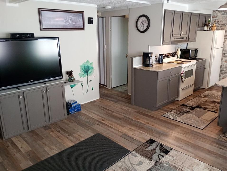 For Sale: $199,000 (2 beds, 2 baths, 915 Square Feet)