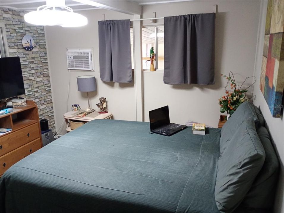 For Sale: $199,000 (2 beds, 2 baths, 915 Square Feet)