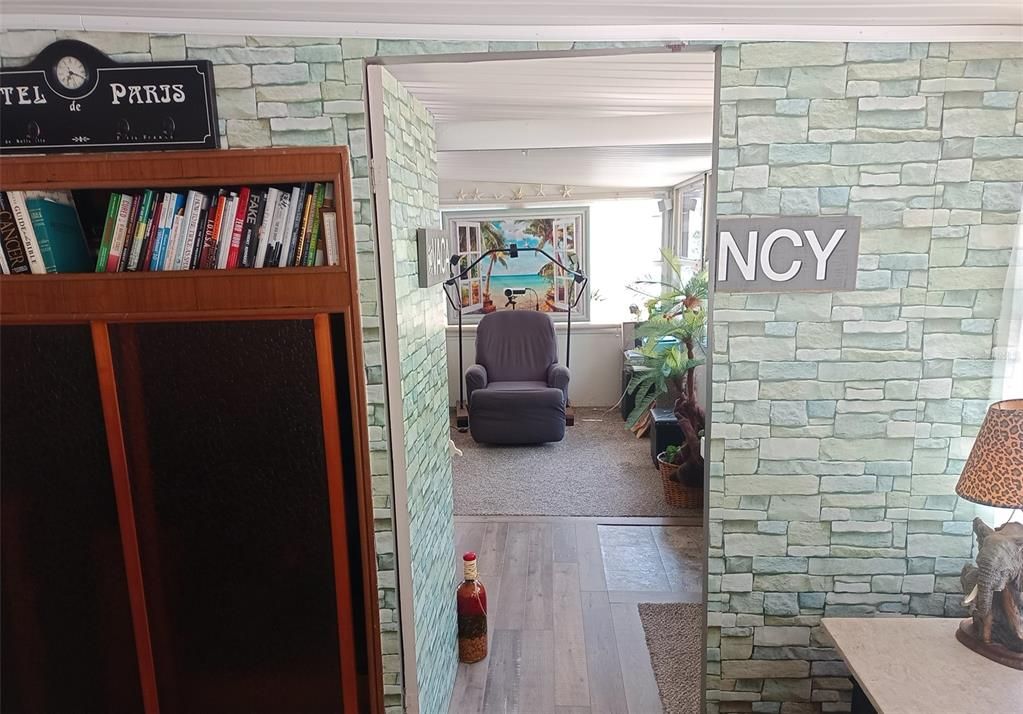 For Sale: $199,000 (2 beds, 2 baths, 915 Square Feet)