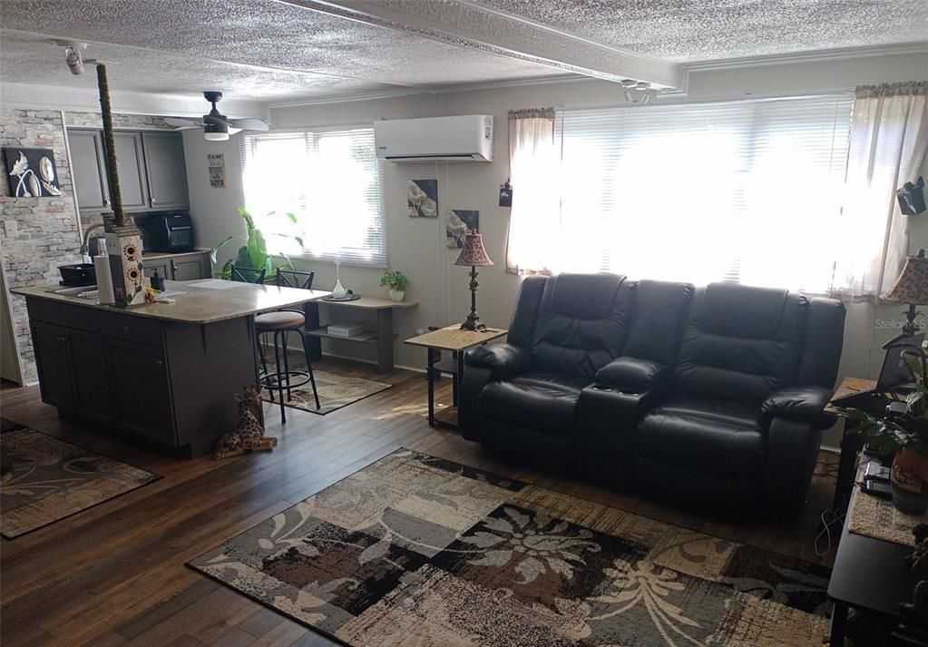 For Sale: $199,000 (2 beds, 2 baths, 915 Square Feet)