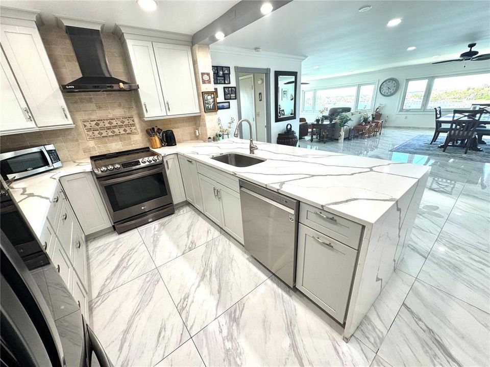 На продажу: $550,000 (2 спален, 2 ванн, 1900 Квадратных фут)