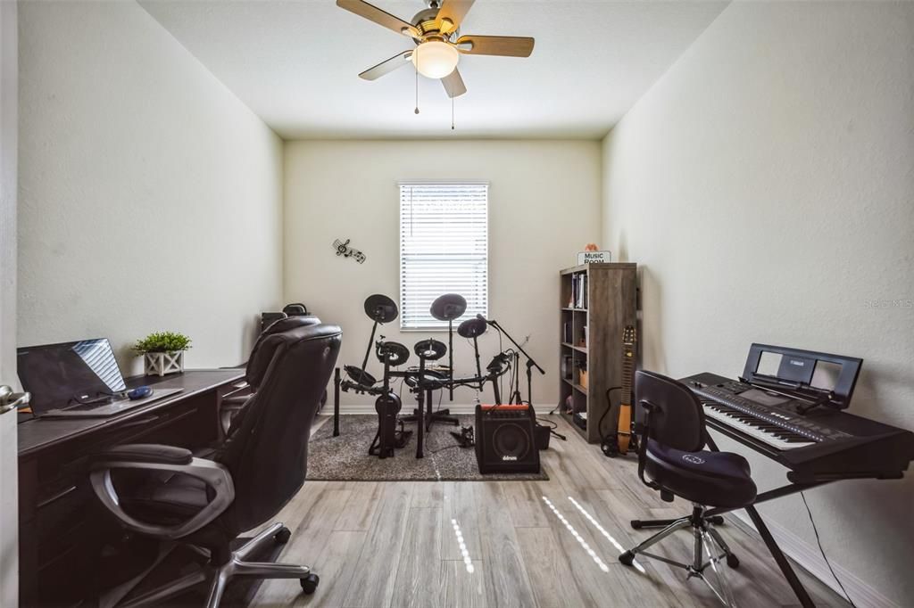 Active With Contract: $725,000 (3 beds, 3 baths, 2455 Square Feet)