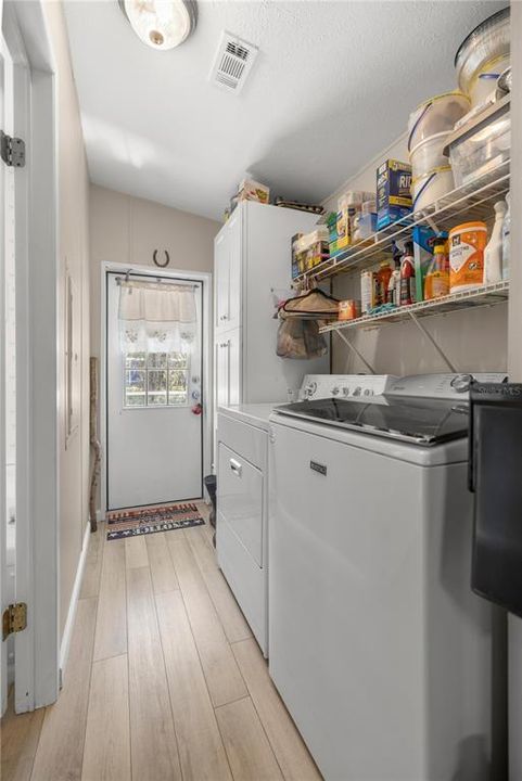 На продажу: $267,977 (3 спален, 2 ванн, 1404 Квадратных фут)