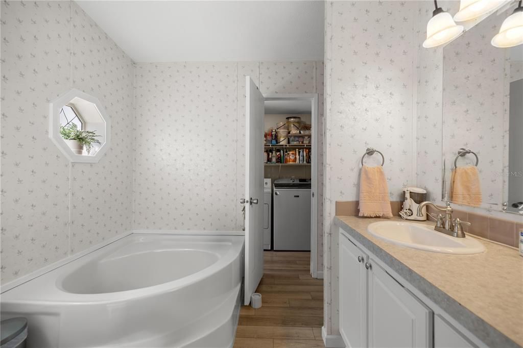 На продажу: $267,977 (3 спален, 2 ванн, 1404 Квадратных фут)