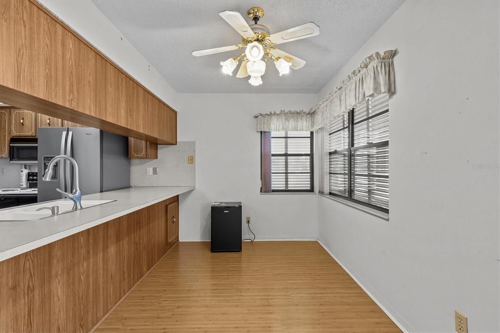 На продажу: $474,900 (3 спален, 3 ванн, 1400 Квадратных фут)